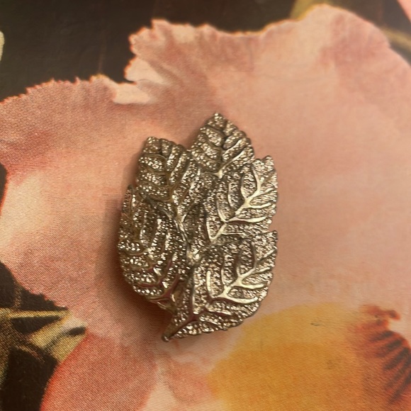 VINTAGE 1960’s “HOPE CHEST” LEAF 🍁 TEXTURED SILVER TONE CLIPON EARRINGS, Signed - Picture 3 of 5